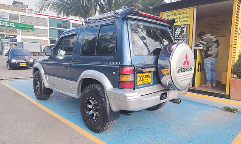 Mitsubishi Montero 3...