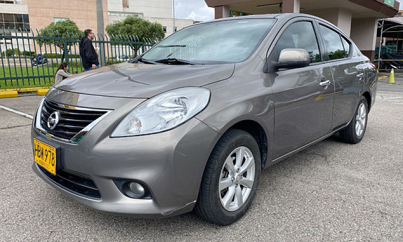 Nissan Versa 1.6 Adv...