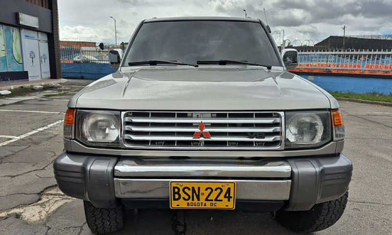 Mitsubishi Montero 3...