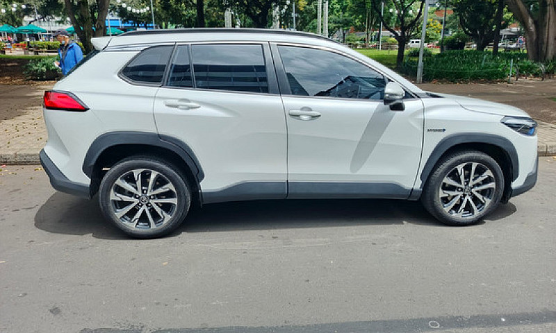 Toyota Corolla Cross...