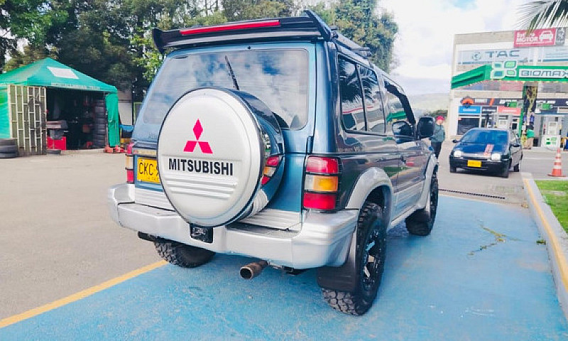 Mitsubishi Montero 3...