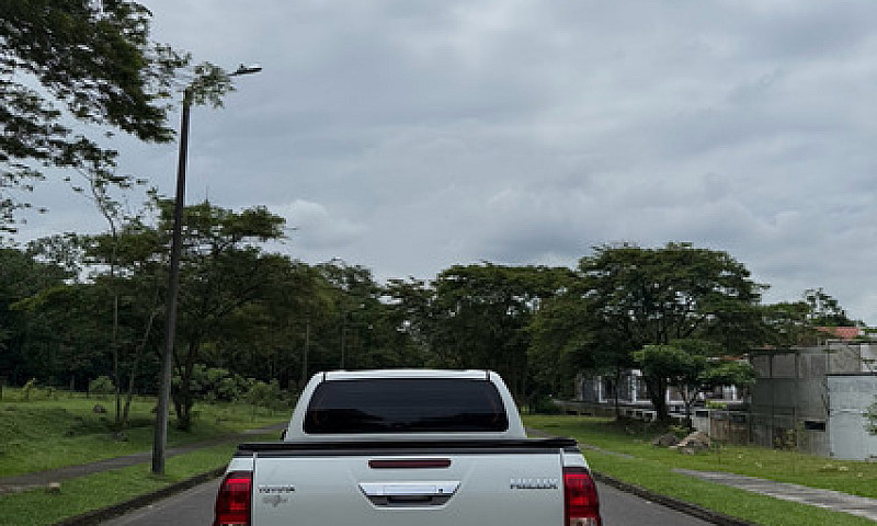 Toyota Hilux 2.4L...