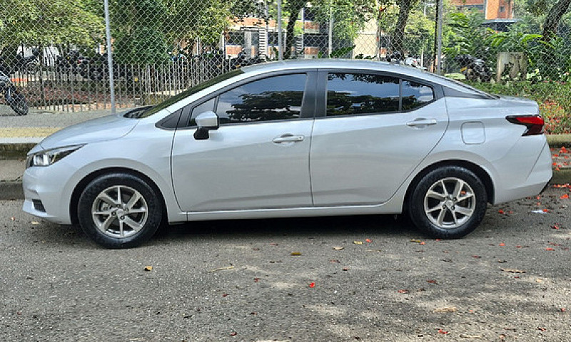 Nissan Versa 1.6 Sen...