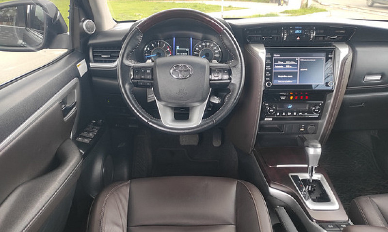 Toyota Fortuner 2.7L...