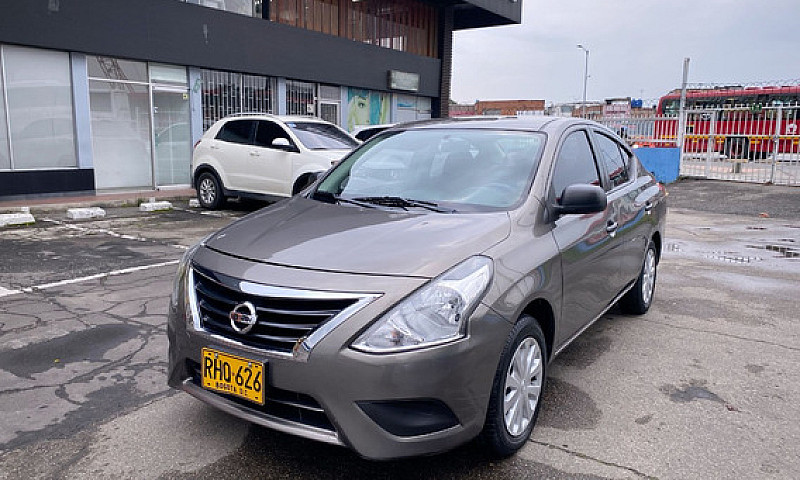 Nissan Versa 1.6 Adv...