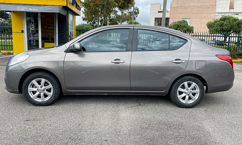 Nissan Versa 1.6 Adv...