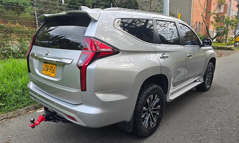 Mitsubishi Montero 2...