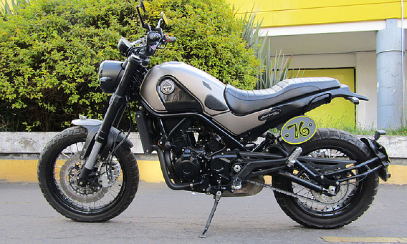 Benelli Leoncino 500...