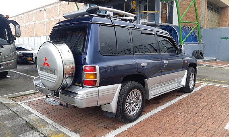 Mitsubishi Montero 3...