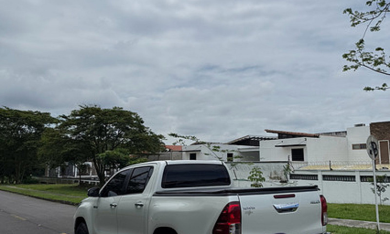 Toyota Hilux 2.4L...