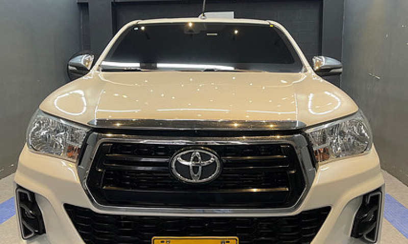 Toyota Hilux 2.8L...