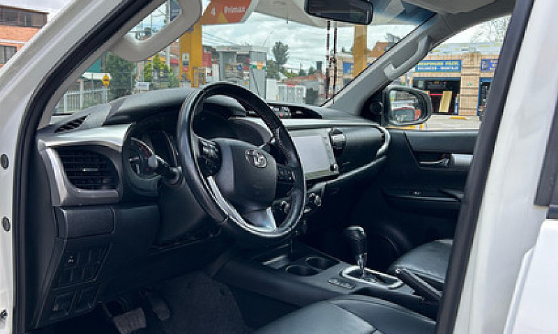 Toyota Hilux 2.4L...