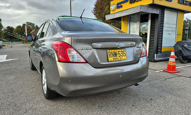 Nissan Versa 1.6 Adv...