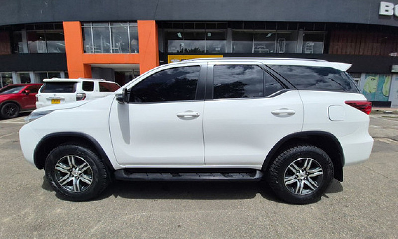 Toyota Fortuner 2.8L...