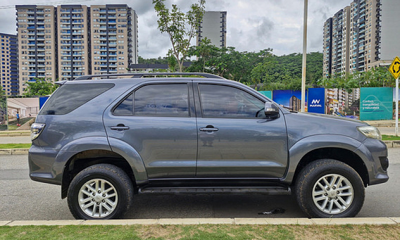 Toyota Fortuner 2.7L...