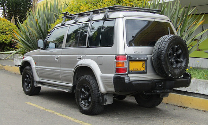 Mitsubishi Montero 3...