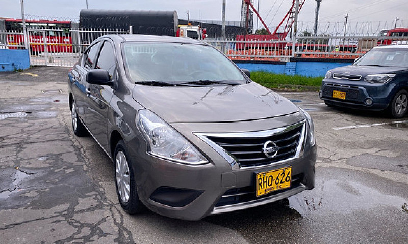 Nissan Versa 1.6 Adv...