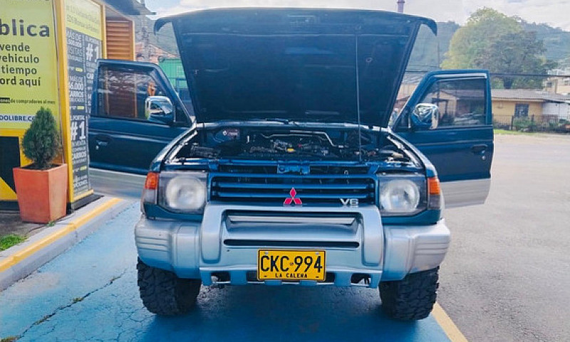 Mitsubishi Montero 3...
