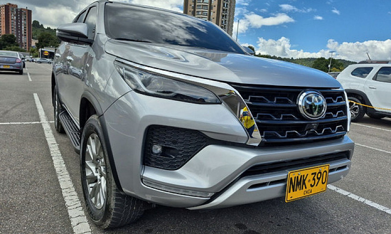 Toyota Fortuner  2.4...