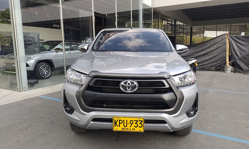 Toyota Hilux 2.4L...