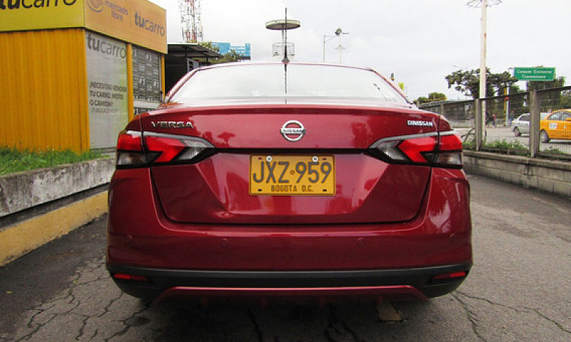 Nissan Versa 1.6 Adv...
