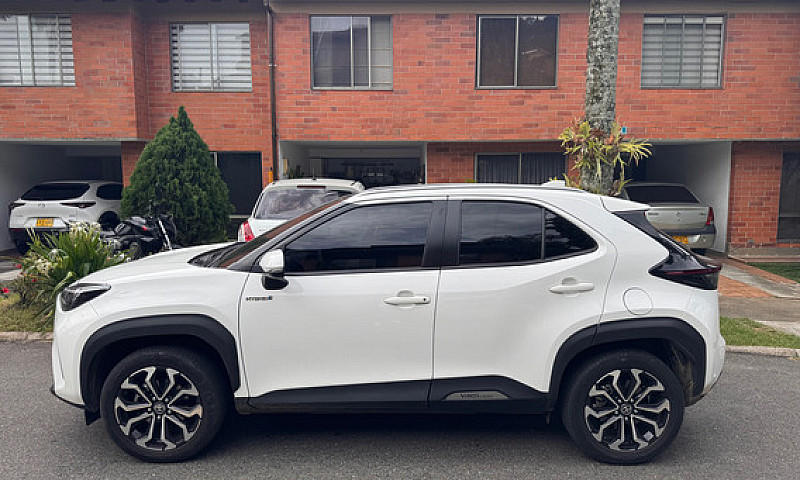 Toyota Yaris Cross 1...