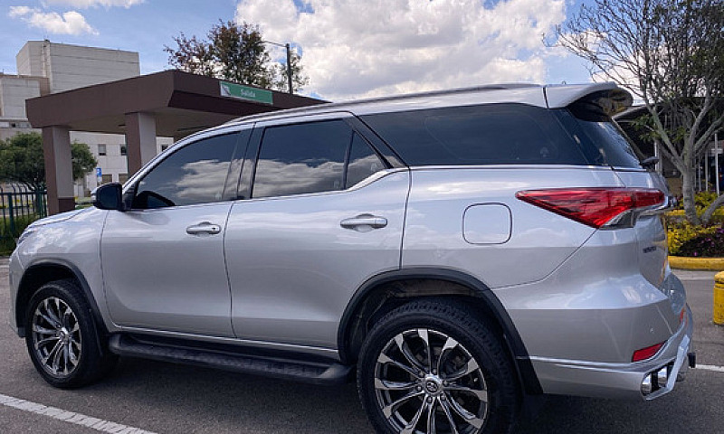 Toyota Fortuner 2.7L...