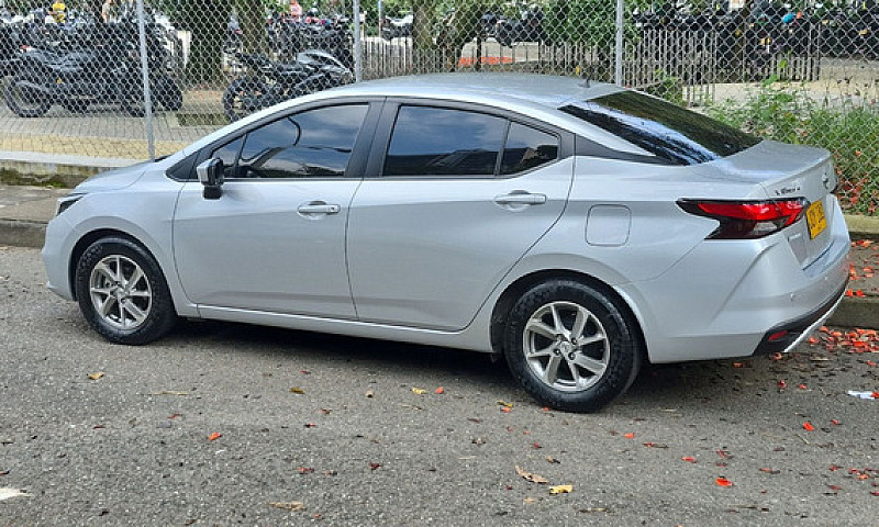 Nissan Versa 1.6 Sen...