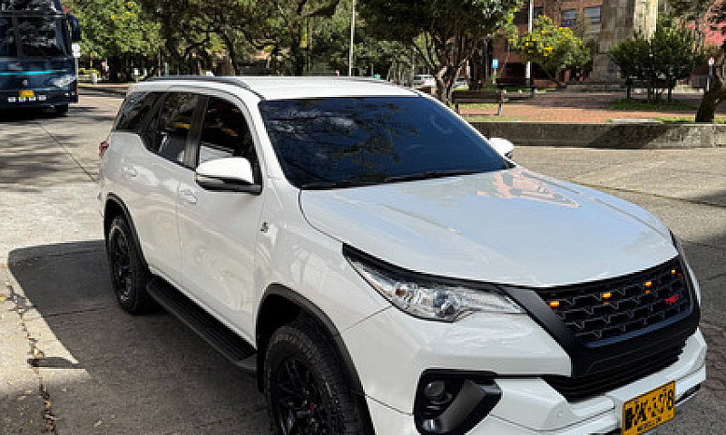 Toyota Fortuner 2.7L...