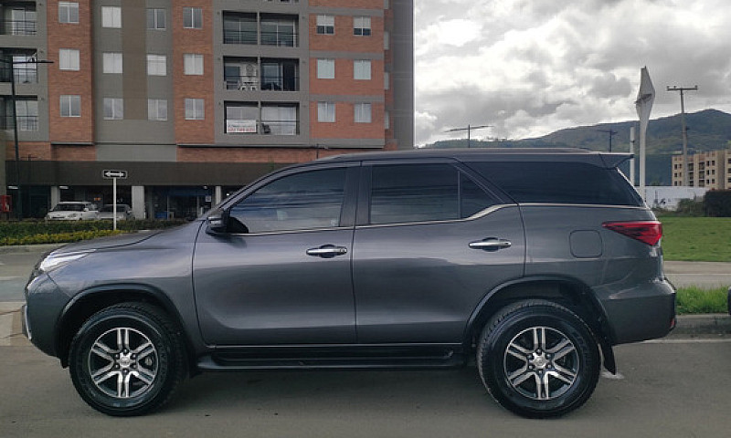 Toyota Fortuner 2.7L...