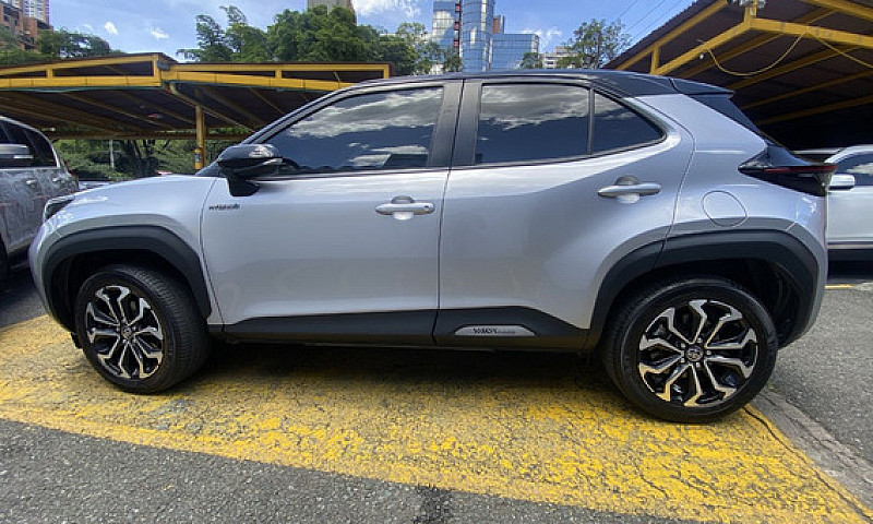 Toyota Yaris Cross 1...