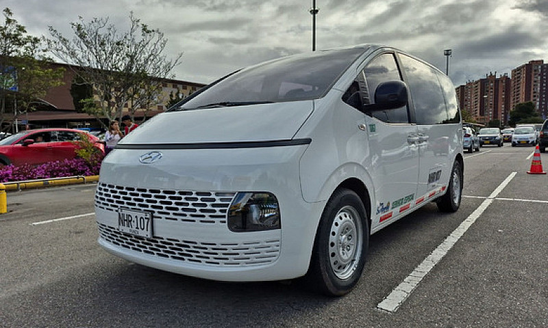 Hyundai Staria 2.2 D...