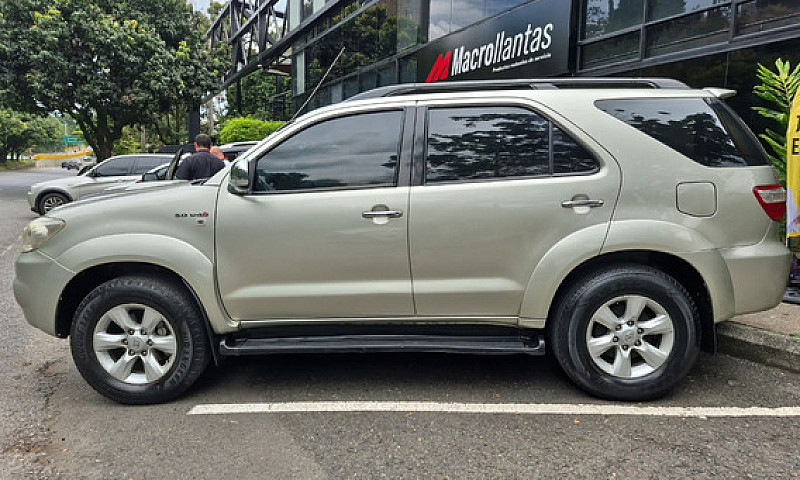 Toyota Fortuner 3.0 ...