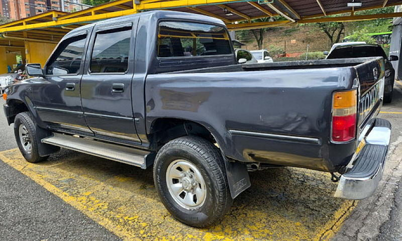 Toyota Hilux 2.4 4X4...