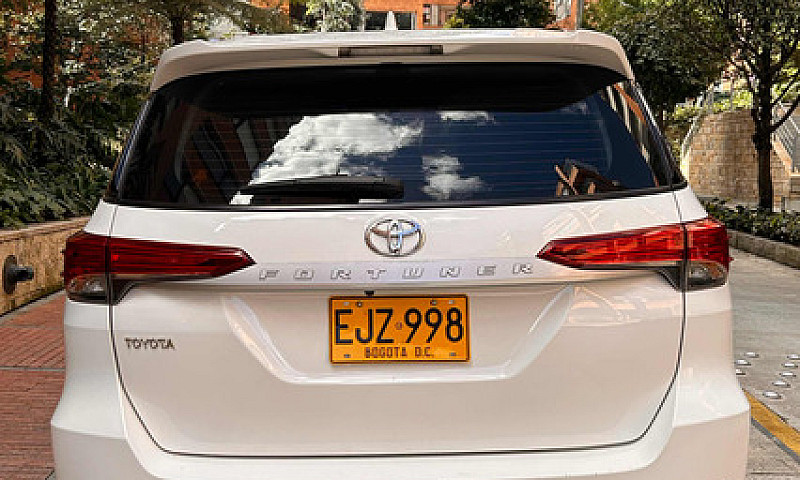 Toyota Fortuner 2.7L...