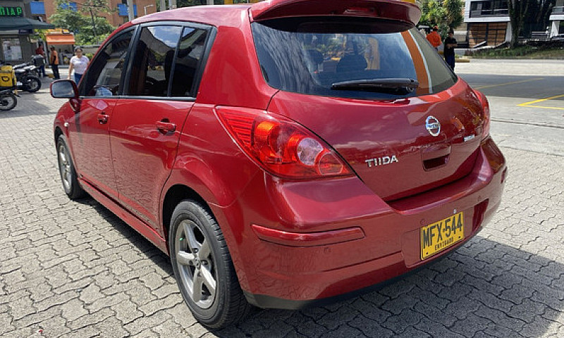 Nissan Tiida 1.8 Emo...