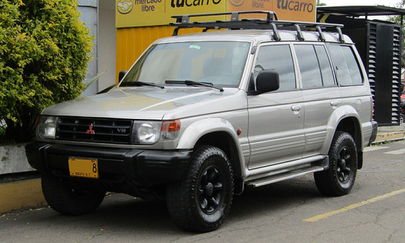 Mitsubishi Montero 3...