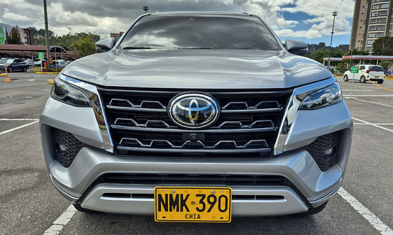Toyota Fortuner  2.4...