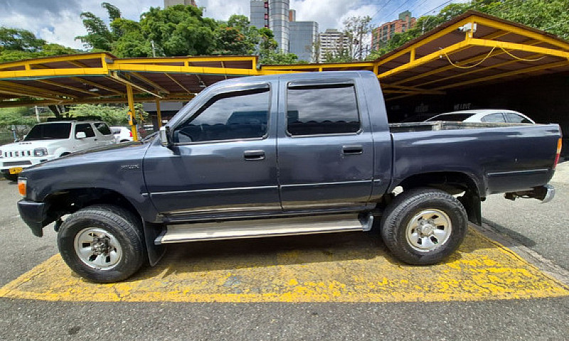Toyota Hilux 2.4 4X4...