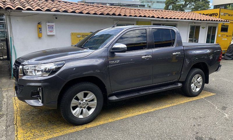 Toyota Hilux  2.8 Sr...