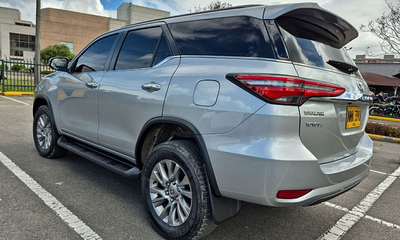 Toyota Fortuner  2.4...