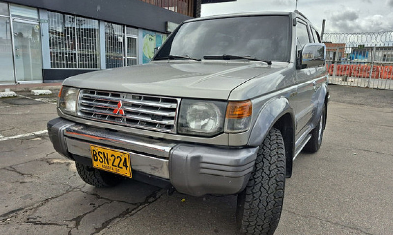Mitsubishi Montero 3...