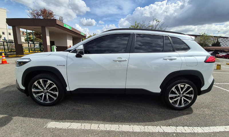 Toyota Corolla Cross...