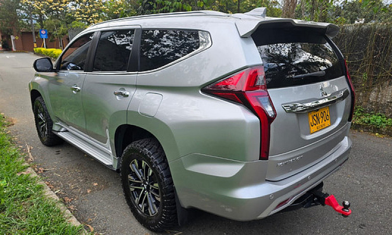 Mitsubishi Montero 2...
