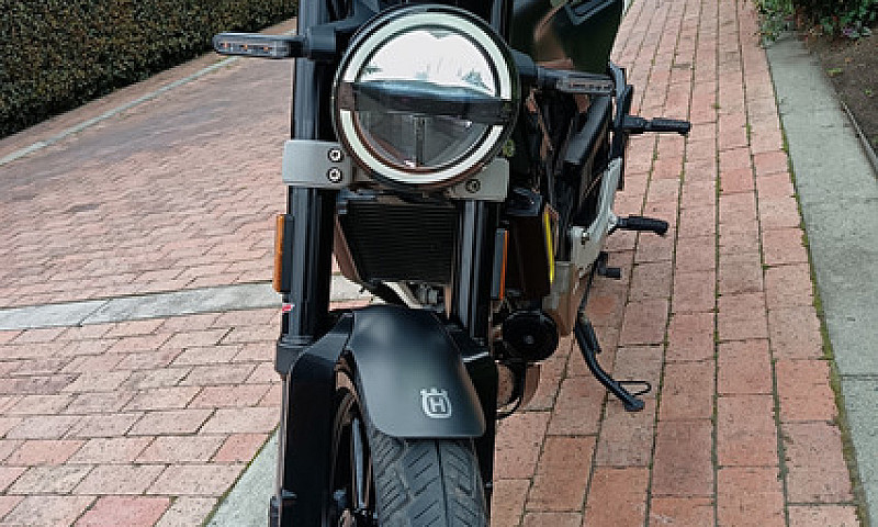 Moto Svartpilen 200 ...
