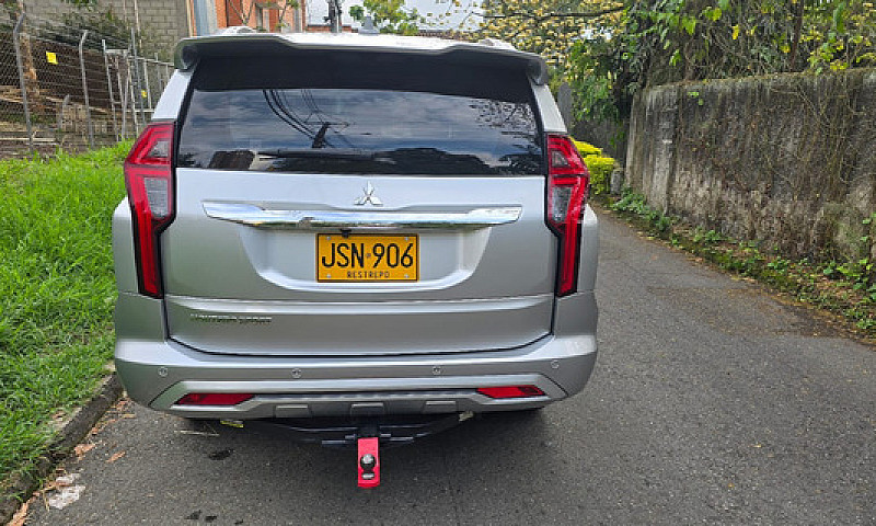 Mitsubishi Montero 2...