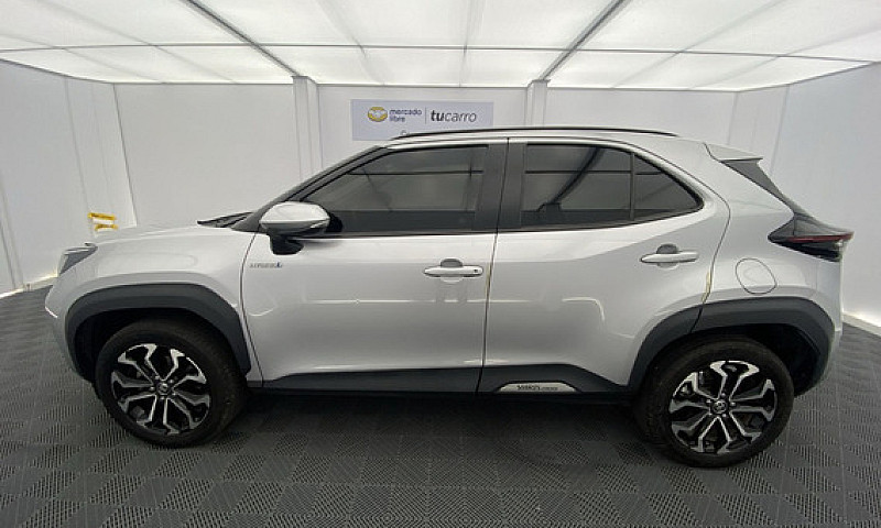 Toyota Yaris Cross 1...