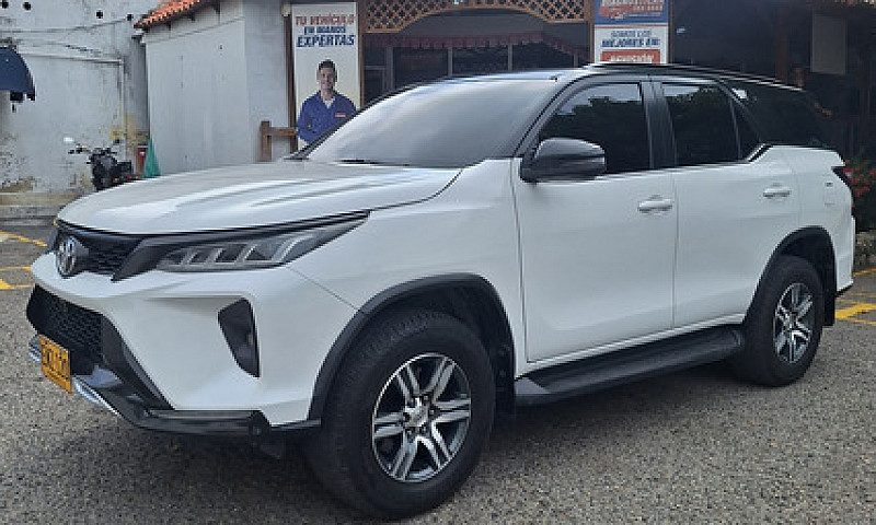 Toyota Fortuner 2.7L...