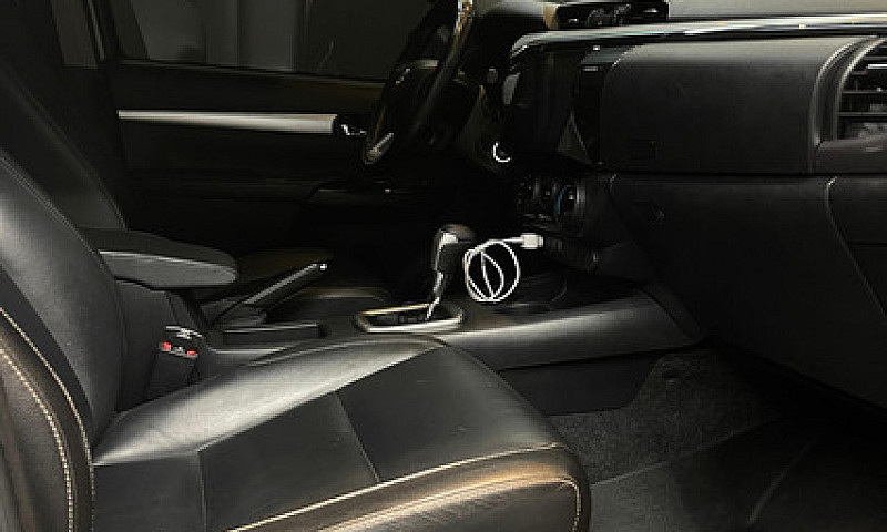 Toyota Hilux 2.8L...