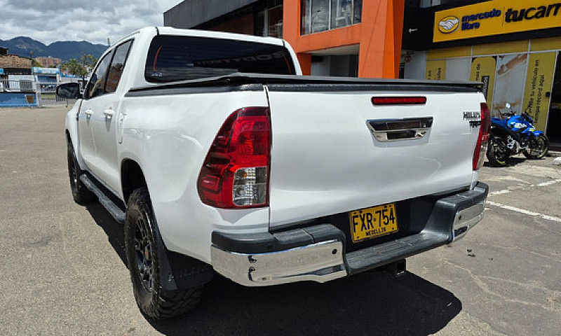 Toyota Hilux 2.4L...